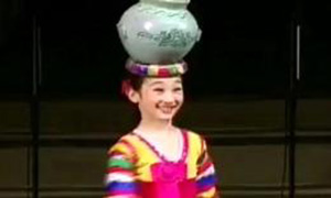 表情帝！朝鲜儿童神一般的转圈舞