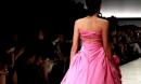 粉色婚纱裙：Vera Wang梦幻粉色婚纱系列首度亮相上海时装周 高清1