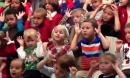 5岁女童表演边唱边为失聪父母比手语