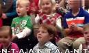 5歲女童表演邊唱邊為失聰父母比手語