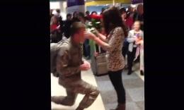 机场感人求婚一幕 军营归来士兵为女友戴上戒指