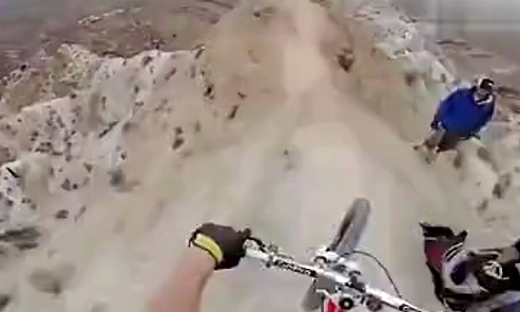 自行车生死速降坠山 后空翻飞跃72英尺峡谷